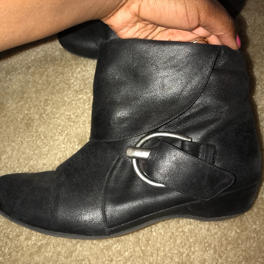 Short black boots